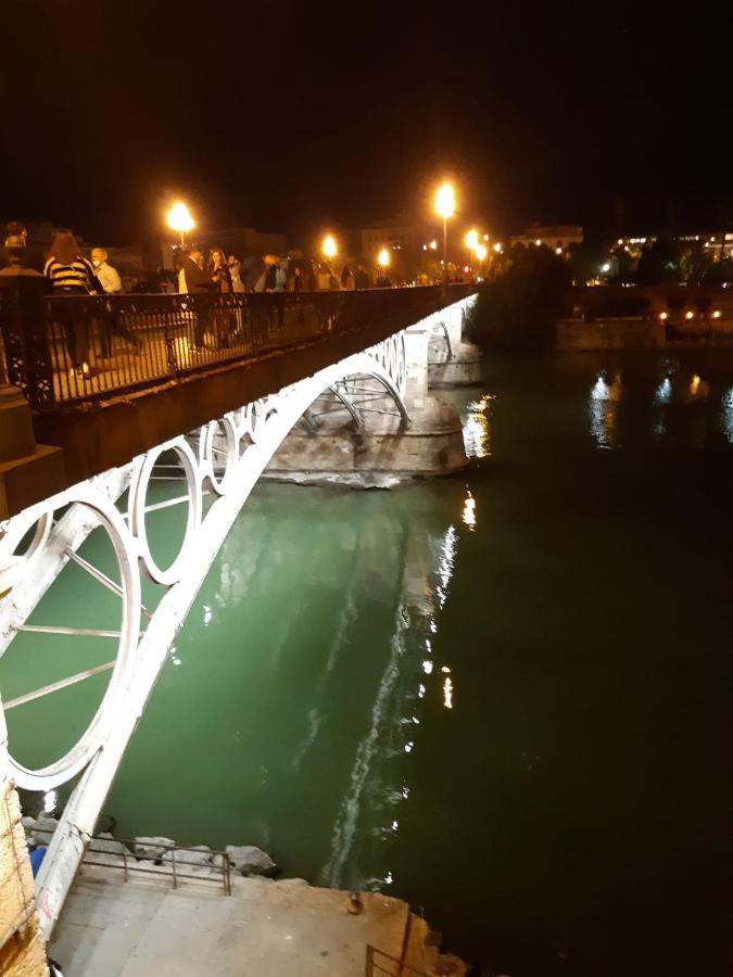 Acogedor Apartamento En Pleno Corazon De Triana Seville Luaran gambar
